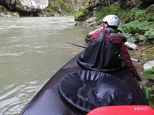 Mit dem Ally auf der Tara, Oktober 2013. Die vorhergehenden Stromschnellen spülten viel Wasser über Deck, welches trotz ausreichenden Gepäckberges nicht immer vollständig abfloss. So sehr mich die Spritzdecke ob ihrer sperrigen Ringe unter 'normalen' Bedingungen auch stört, aber im Wildwasser ist sie wirklich brauchbar. <br>